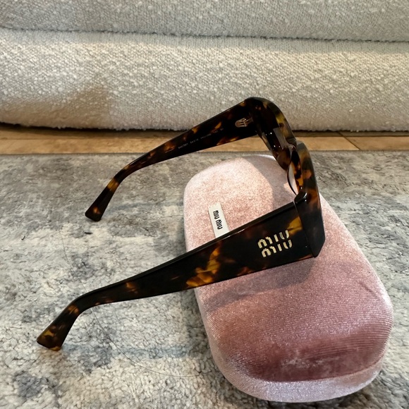 miu miu geometric tortoise sunglasses from SS24 - Picture 7 of 7